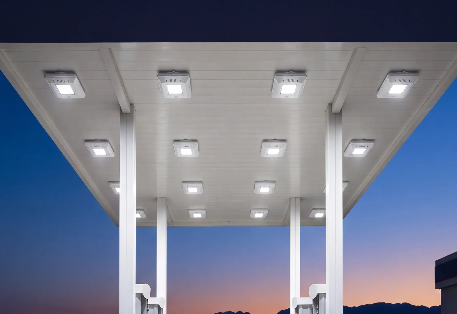 Canopy en montaje sobrepuesto en techumbre de gasolinera - Jungo Lighting