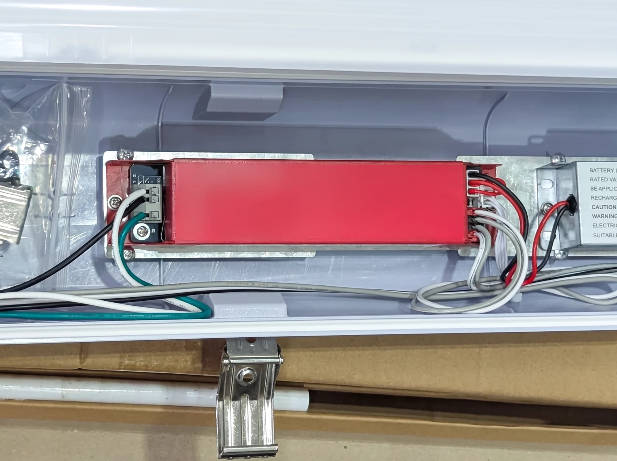 Strip Line · batería de emergencia instalada - Jungo Lighting