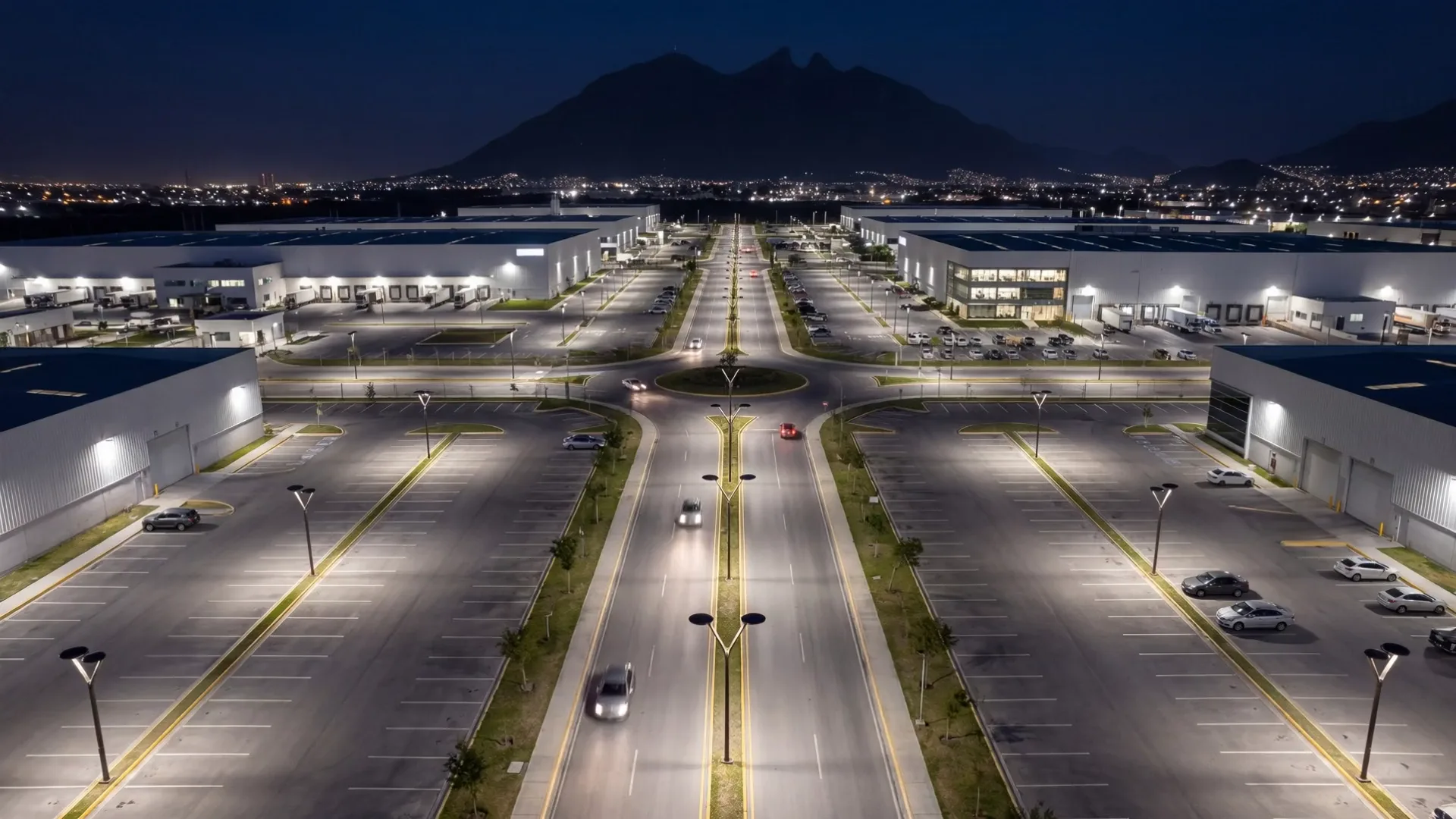 Vista aérea nocturna de un parque industrial en Monterrey iluminado con Wall Street (póster)